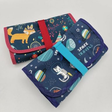 Deux pochettes colorées avec des motifs d'animaux et d'astronomie sur fond bleu.