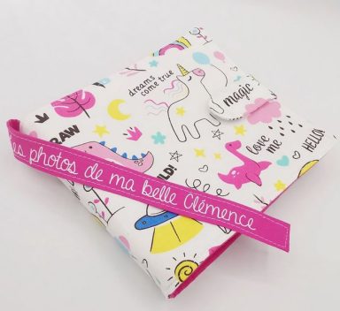 Livre en tissu coloré avec motifs d'animaux et texte 