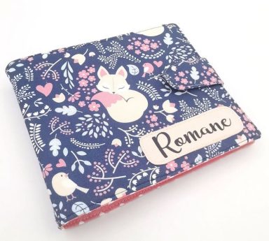 Carnet à motif floral avec un renard et le prénom "Romane" en relief.