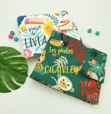 Deux albums photos colorées avec des motifs tropicaux et des inscriptions personnalisées.